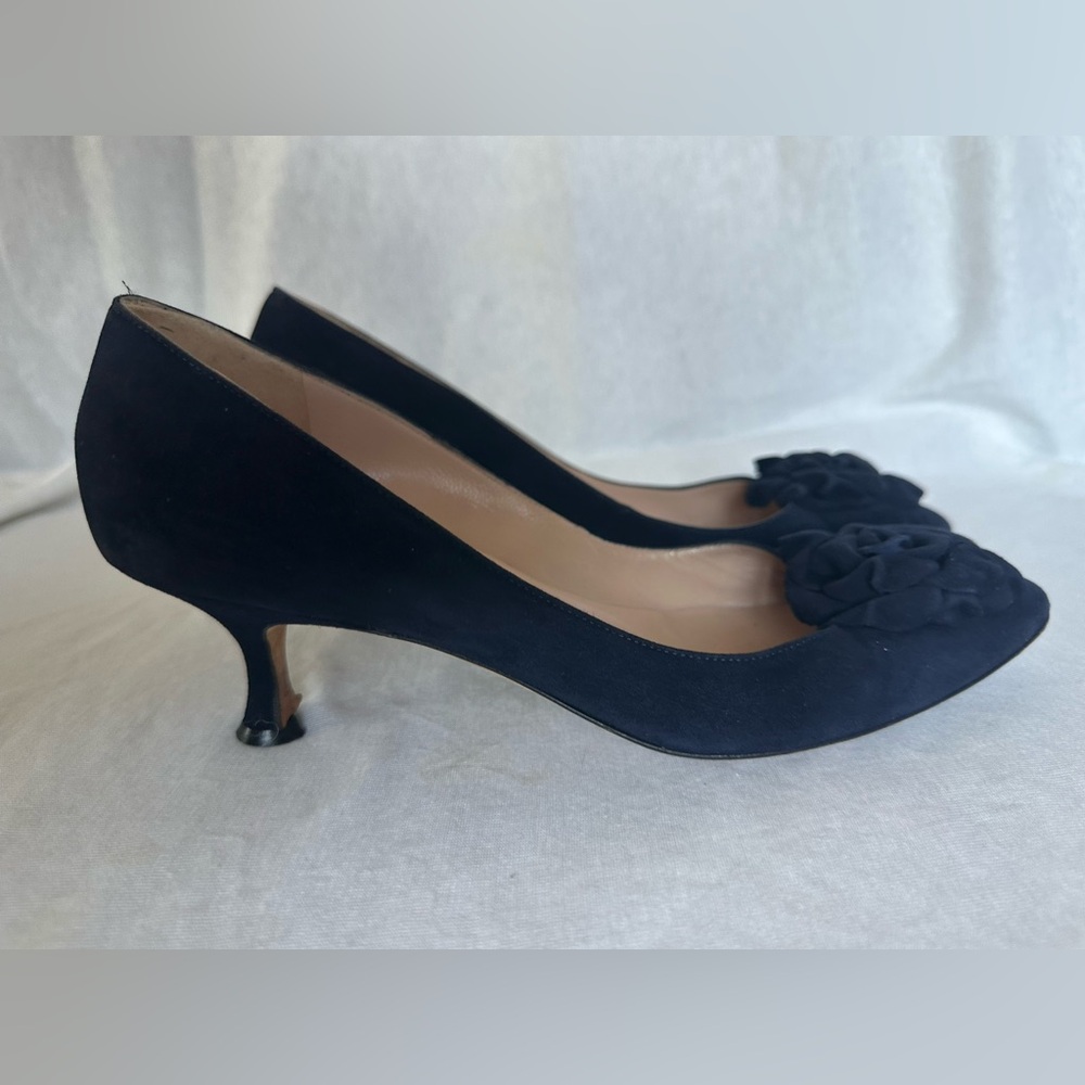 Manolo Blahnik Navy Lisa suede heels with Floral Accent size 38 pumps